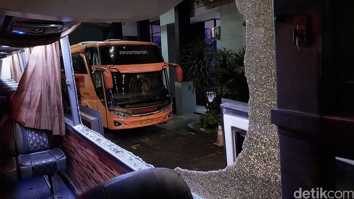 Kondisi bus Persik Kediri usai dilempari batu oknum suporter Kondisi bus Persik Kediri usai dilempari batu oknum suporter