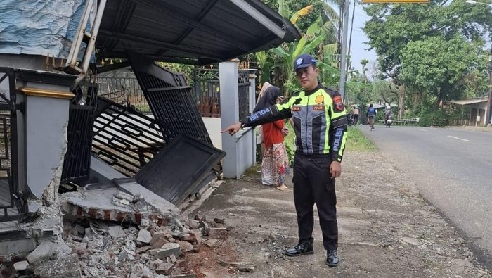 Kondisi pagar rumah warga yang ambruk sesudah ditabrak truk trailer di Desa Pageralang, Kecamatan Kemranjen, Kabupaten Banyumas, Minggu (11/5/2025). Kondisi pagar rumah warga yang ambruk sesudah ditabrak truk trailer di Desa Pageralang, Kecamatan Kemranjen, Kabupaten Banyumas, Minggu (11/5/2025).