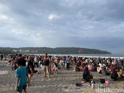Libur Panjang, Wisatawan Menyemut di Pantai Pangandaran