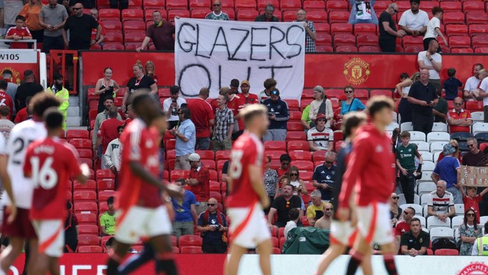 Manchester United Soccer Football - Premier League - Manchester United v West Ham United - Old Trafford, Manchester, Britain - May 11, 2025 Manchester United fans display a protest banner in the stands after the match REUTERS/Chris Radburn EDITORIAL USE ONLY. NO USE WITH UNAUTHORIZED AUDIO, VIDEO, DATA, FIXTURE LISTS, CLUB/LEAGUE LOGOS OR LIVE SERVICES. ONLINE IN-MATCH USE LIMITED TO 120 IMAGES, NO VIDEO EMULATION. NO USE IN BETTING, GAMES OR SINGLE CLUB/LEAGUE/PLAYER PUBLICATIONS. PLEASE CONTACT YOUR ACCOUNT REPRESENTATIVE FOR FURTHER DETAILS.. TPX IMAGES OF THE DAY