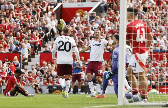 Soccer Football - Premier League - Manchester United v West Ham United - Old Trafford, Manchester, Britain - May 11, 2025 West Ham United's Tomas Soucek celebrates scoring their first goal Action Images via Reuters/Jason Cairnduff EDITORIAL USE ONLY. NO USE WITH UNAUTHORIZED AUDIO, VIDEO, DATA, FIXTURE LISTS, CLUB/LEAGUE LOGOS OR 'LIVE' SERVICES. ONLINE IN-MATCH USE LIMITED TO 120 IMAGES, NO VIDEO EMULATION. NO USE IN BETTING, GAMES OR SINGLE CLUB/LEAGUE/PLAYER PUBLICATIONS. PLEASE CONTACT YOUR ACCOUNT REPRESENTATIVE FOR FURTHER DETAILS..