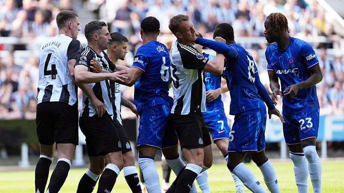 Newcastle vs Chelsea NEWCASTLE UPON TYNE, ENGLAND - MAY 11: Dan Burn of Newcastle United clashes with Nicolas Jackson of Chelsea as players clash during the Premier League match between Newcastle United FC and Chelsea FC at St James Park on May 11, 2025 in Newcastle upon Tyne, England. (Photo by Chelsea Football Club/Chelsea FC via Getty Images)