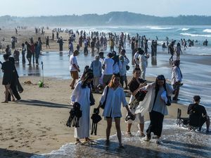 Pantai Goa Langir Ramai Dikunjungi Wisatawan Saat Libur Waisak