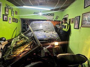 Terobos Bangjo Jokteng, Panther Tabrak Mobil-Hantam Rumah Terobos Bangjo Jokteng, Panther Tabrak Mobil-Hantam Rumah