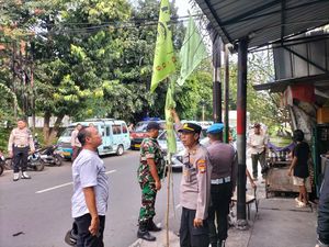 Polisi Tertibkan Ratusan Bendera Ormas di Jakpus