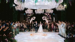 7 Foto Pernikahan Cellos-Natasha Putri, Mewah dengan Dekor Floral Dramatis