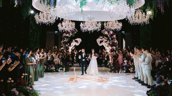 7 Foto Pernikahan Cellos-Natasha Putri, Mewah dengan Dekor Floral Dramatis