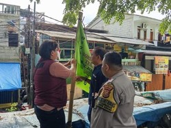 Polisi Tertibkan Bendera Ormas Terpasang Ilegal di Tanah Abang Jakpus