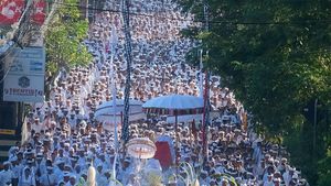 Potret Ribuan Umat Hindu Berjalan Kaki Menuju Pura Uluwatu