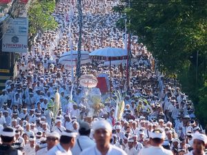 Potret Ribuan Umat Hindu Berjalan Kaki Menuju Pura Uluwatu Potret Ribuan Umat Hindu Berjalan Kaki Menuju Pura Uluwatu