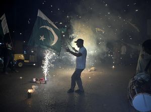 Potret Warga Hyderabad Rayakan Gencatan Senjata India-Pakistan