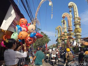 Semarak Ngerebong, Puluhan Penjor Jumbo Berdiri di Pura Petilan Kesiman Semarak Ngerebong, Puluhan Penjor Jumbo Berdiri di Pura Petilan Kesiman