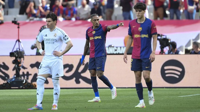 BARCELONA, SPAIN - MAY 11:  Barcelonas Brazilian forward Raphinha celebrates during la liga football match FC Barcelona vs Real Madrid at the Estadi Olimpic Lluis Companys, in Barcelona, on May 11, 2025. (Photo by Adria Puig/Anadolu via Getty Images)