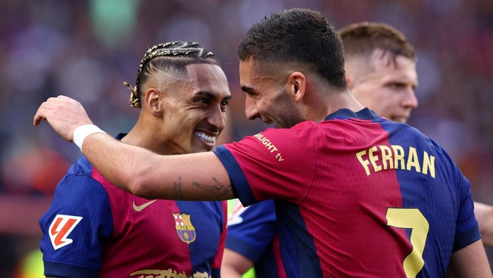 Soccer Football - LaLiga - FC Barcelona v Real Madrid - Estadi Olimpic Lluis Companys, Barcelona, Spain - May 11, 2025 FC Barcelonas Raphinha celebrates scoring their fourth goal with Ferran Torres REUTERS/Albert Gea