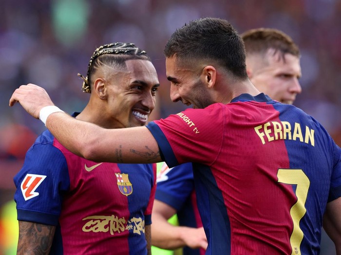 Soccer Football - LaLiga - FC Barcelona v Real Madrid - Estadi Olimpic Lluis Companys, Barcelona, Spain - May 11, 2025 FC Barcelona's Raphinha celebrates scoring their fourth goal with Ferran Torres REUTERS/Albert Gea