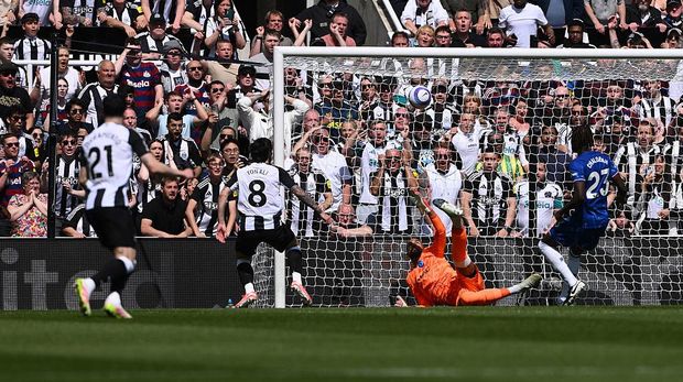  Sandro Tonali of Newcastle United scores his team's first goal as Robert Sanchez of Chelsea fails to make a save during the Premier League match between Newcastle United FC and Chelsea FC at St James' Park on May 11, 2025 in Newcastle upon Tyne, England. (Photo by Stu Forster/Getty Images)