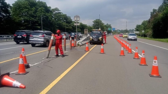 Sistem contraflow di Km 44+400 hingga Km 46+400 Tol Jagorawi arah Puncak, Bogor, Jawa Barat, dilarang siang ini. (Dok istimewa). Sistem contraflow di Km 44+400 hingga Km 46+400 Tol Jagorawi arah Puncak, Bogor, Jawa Barat, dilarang siang ini. (Dok istimewa).
