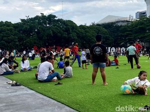 Potret Warga Pelesiran ke Alun-alun Kota Bandung Saat Long Weekend Potret Warga Pelesiran ke Alun-alun Kota Bandung Saat Long Weekend
