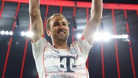 Ini menjadi trofi pertama buat Kane sejak debut profesional pada 2010. (Foto: REUTERS/Kai Pfaffenbach)