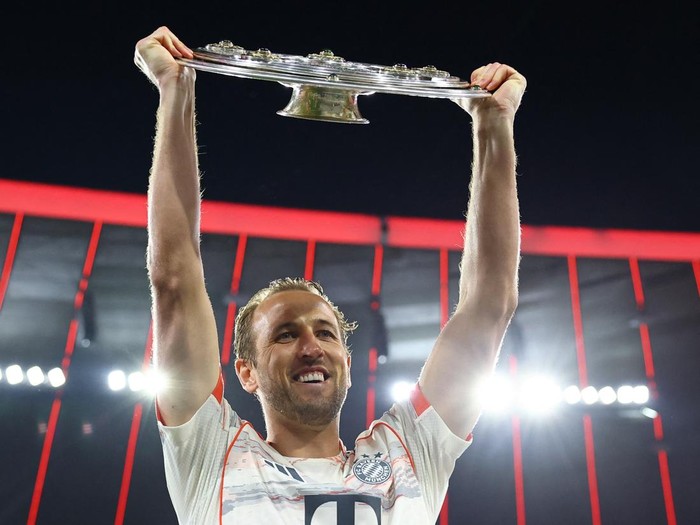 Soccer Football - Bundesliga - Bayern Munich v Borussia Moenchengladbach - Allianz Arena, Munich, Germany - May 10, 2025 Bayern Munich's Harry Kane poses with the Meisterschale trophy to celebrate winning the Bundesliga REUTERS/Kai Pfaffenbach DFL REGULATIONS PROHIBIT ANY USE OF PHOTOGRAPHS AS IMAGE SEQUENCES AND/OR QUASI-VIDEO.