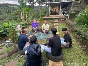 Saat Warga Desa Belajar Inggris dengan Tamu Bule di La Cabana Glamping Saat Warga Desa Belajar Inggris dengan Tamu Bule di La Cabana Glamping