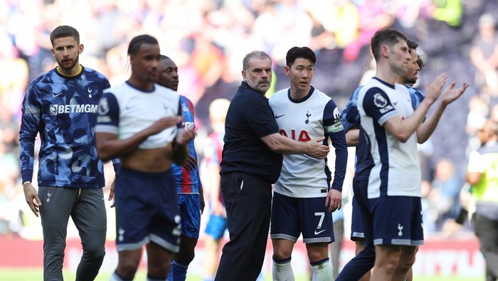 Soccer Football - Premier League - Tottenham Hotspur v Crystal Palace - Tottenham Hotspur Stadium, London, Britain - May 11, 2025 Tottenham Hotspur manager Ange Postecoglou and Son Heung-min look dejected after the match Action Images via Reuters/Paul Childs EDITORIAL USE ONLY. NO USE WITH UNAUTHORIZED AUDIO, VIDEO, DATA, FIXTURE LISTS, CLUB/LEAGUE LOGOS OR LIVE SERVICES. ONLINE IN-MATCH USE LIMITED TO 120 IMAGES, NO VIDEO EMULATION. NO USE IN BETTING, GAMES OR SINGLE CLUB/LEAGUE/PLAYER PUBLICATIONS. PLEASE CONTACT YOUR ACCOUNT REPRESENTATIVE FOR FURTHER DETAILS..
