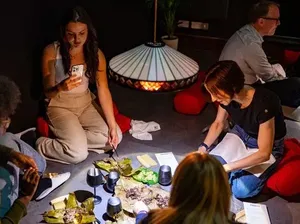 Unik! Konsep Restoran Pop-up Sajikan Makanan Langsung di Atas Lantai