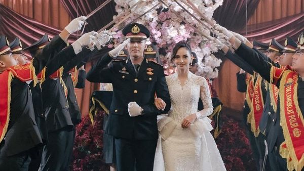 Valerie Tifanka-Iptu Mochammad Andhika Khidmat Jalani Prosesi Pedang Pora