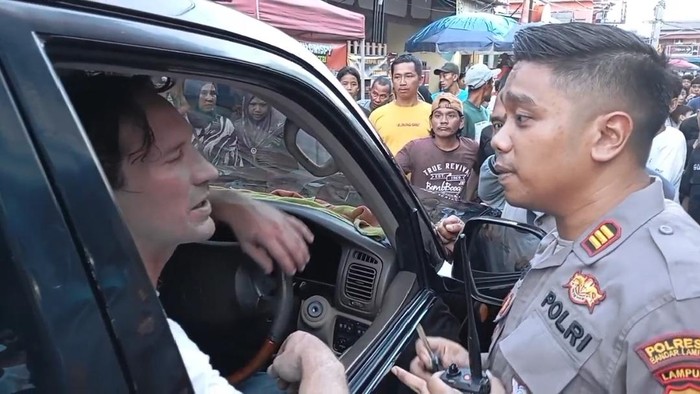 WNA asal Australia hampir diamuk massa alasannya yakni mengendara sambil mabuk dan menabrak kendaraan warga WNA asal Australia hampir diamuk massa alasannya yakni mengendara sambil mabuk dan menabrak kendaraan warga