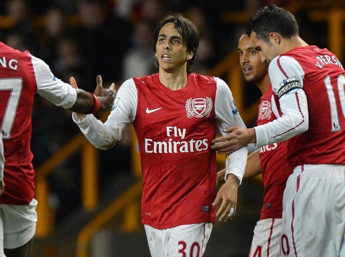 Arsenal's Israeli midfielder Yossi Benayoun (2nd L) celebrates after scoring their third goal during the English Premier League football match between Wolverhampton Wanderers and Arsenal at Molineux Stadium in Wolverhampton, central England on April 11, 2012. AFP PHOTO/BEN STANSALL

RESTRICTED TO EDITORIAL USE. No use with unauthorized audio, video, data, fixture lists, club/league logos or live services. Online in-match use limited to 45 images, no video emulation. No use in betting, games or single club/league/player publications. (Photo by BEN STANSALL / AFP)