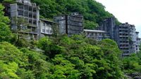 Wujud Hotel Glamor yang Kini Bak Ditelan Hutan