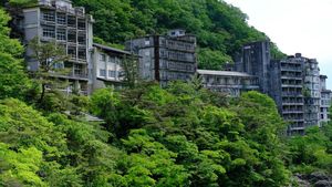 Wujud Hotel Glamor yang Kini Bak Ditelan Hutan