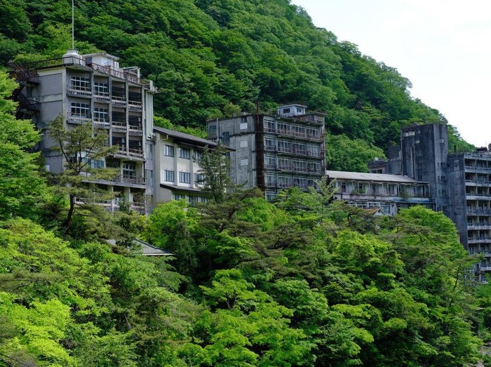 1785852569 Le Hachijo Royal Hotel, le plus grand hôtel abandonné du Japon le 12 mai 2023. (Photo by Victor LOCHON/Gamma-Rapho via Getty Images)