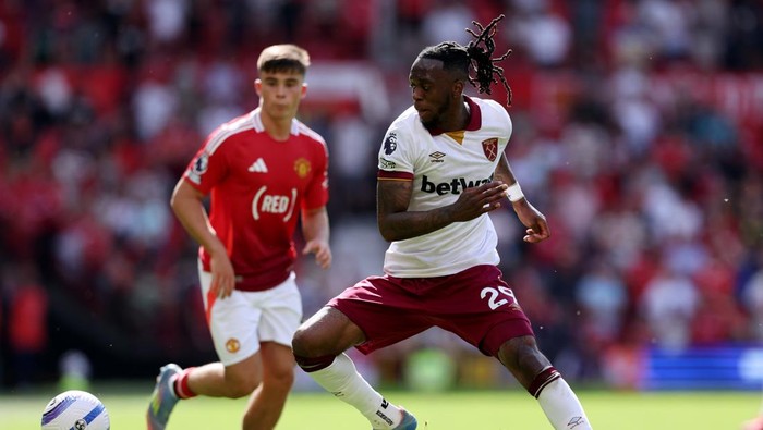 MANCHESTER, ENGLAND - MAY 11: Aaron Wan-Bissaka of West Ham United controls the ball during the Premier League match between Manchester United FC and West Ham United FC at Old Trafford on May 11, 2025 in Manchester, England. (Photo by Alex Livesey/Getty Images)