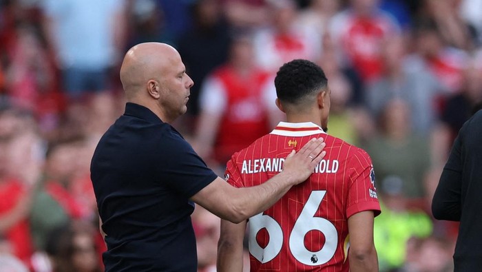 Arne Slot-Trent Soccer Football - Premier League - Liverpool v Arsenal - Anfield, Liverpool, Britain - May 11, 2025 Liverpool manager Arne Slot with Trent Alexander-Arnold REUTERS/Phil Noble EDITORIAL USE ONLY. NO USE WITH UNAUTHORIZED AUDIO, VIDEO, DATA, FIXTURE LISTS, CLUB/LEAGUE LOGOS OR LIVE SERVICES. ONLINE IN-MATCH USE LIMITED TO 120 IMAGES, NO VIDEO EMULATION. NO USE IN BETTING, GAMES OR SINGLE CLUB/LEAGUE/PLAYER PUBLICATIONS. PLEASE CONTACT YOUR ACCOUNT REPRESENTATIVE FOR FURTHER DETAILS..