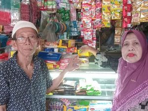Suami Istri Penjual Sembako Ini Akhirnya Naik Haji setelah Menabung Belasan Tahun Suami Istri Penjual Sembako Ini Akhirnya Naik Haji setelah Menabung Belasan Tahun