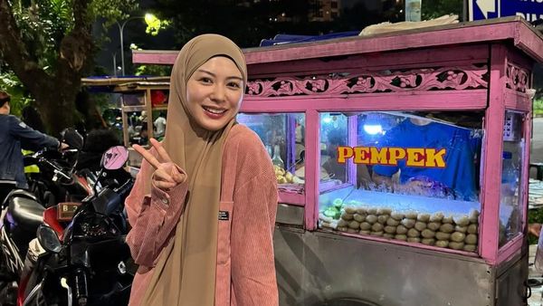 Ayana Moon Suka Beli Jajanan Pinggir Jalan Jakarta