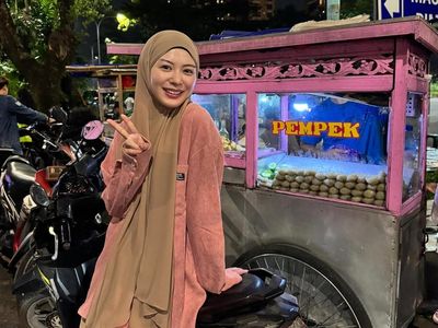 Ayana Moon Suka Beli Jajanan Pinggir Jalan Jakarta