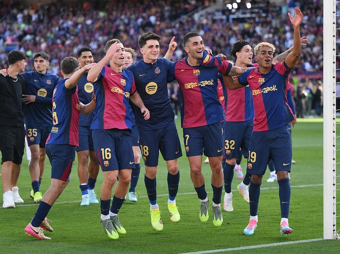 BARCELONA, SPAIN - MAY 11: Fermin Lopez, Ferran Torres and Lamine Yamal of FC Barcelona celebrate after the teams 4-3 victory in the LaLiga match between FC Barcelona and Real Madrid CF at Estadi Olimpic Lluis Companys on May 11, 2025 in Barcelona, Spain. (Photo by David Ramos/Getty Images)