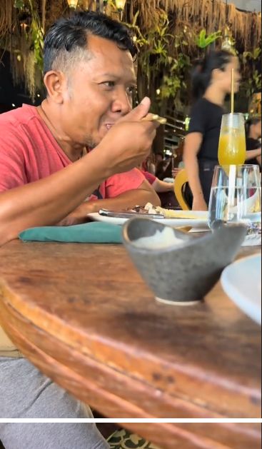 Bikin Haru! Turis Ini Ajak Supir Makan di Resto Mewah di Bali