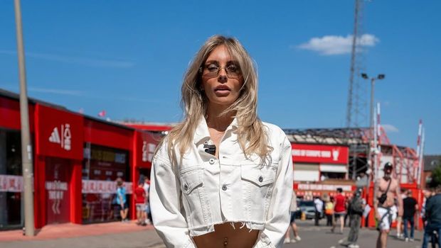 Bintang porno Inggris, Bonnie Blue, kena larangan masuk stadion Nottingham Forest seumur hidup. Dia justru melanggar itu dengan datang ke City Ground.
