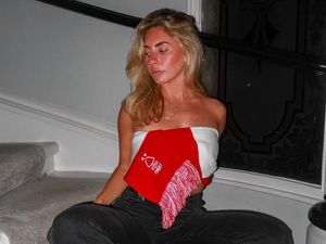 Duh, Bintang Porno Ini Terobos Larangan Masuk Stadion