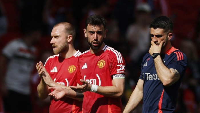 Bruno Fernandes Soccer Football - Premier League - Manchester United v West Ham United - Old Trafford, Manchester, Britain - May 11, 2025 Manchester Uniteds Bruno Fernandes reacts after the match Action Images via Reuters/Jason Cairnduff EDITORIAL USE ONLY. NO USE WITH UNAUTHORIZED AUDIO, VIDEO, DATA, FIXTURE LISTS, CLUB/LEAGUE LOGOS OR LIVE SERVICES. ONLINE IN-MATCH USE LIMITED TO 120 IMAGES, NO VIDEO EMULATION. NO USE IN BETTING, GAMES OR SINGLE CLUB/LEAGUE/PLAYER PUBLICATIONS. PLEASE CONTACT YOUR ACCOUNT REPRESENTATIVE FOR FURTHER DETAILS..