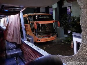 Amuk Suporter Hujani Batu Bus Persik di Kanjuruhan Usai Arema FC Kalah