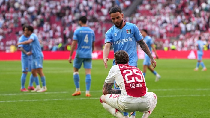 AMSTERDAM, NETHERLANDS - MAY 11: Calvin Verdonk #24 of NEC Nijmegen shakes hands with Wout Weghorst #25 of Ajax after the completion of the Eredivisie match between AFC Ajax and NEC at Johan Cruyff Arena on May 11, 2025 in Amsterdam, Netherlands. (Photo by Alex Bierens de Haan/Getty Images)