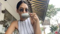 Cantiknya Taskya Namya Saat Makan Kue hingga Minum Kopi
