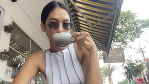 Cantiknya Taskya Namya Saat Makan Kue hingga Minum Kopi