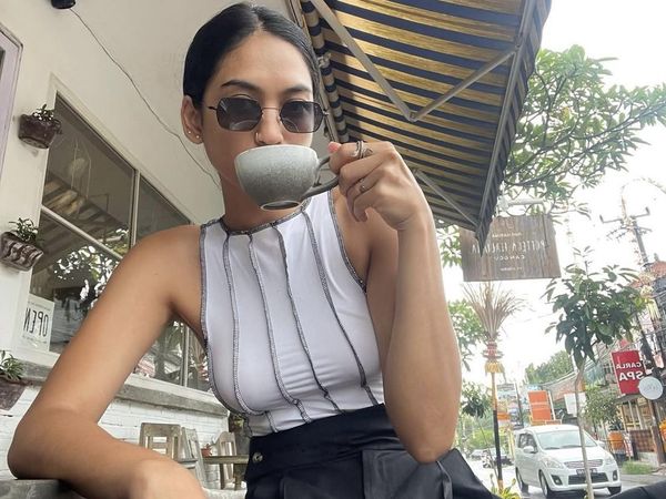 Cantiknya Taskya Namya Saat Makan Kue hingga Minum Kopi