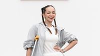 Enzy Storia Pakai Tongkat dan Kaki Digips, Kenapa Ya?