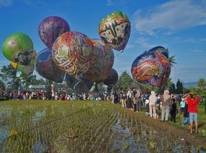 Balon Udara Aneka Warna Turut Meriahkan Perayaan Waisak Balon Udara Aneka Warna Turut Meriahkan Perayaan Waisak